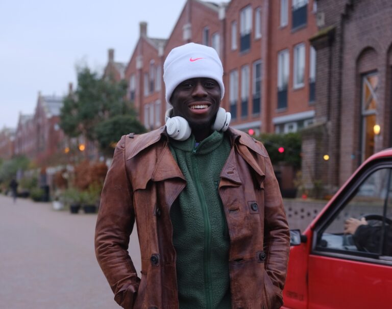 Topatleet Elvis Afrifa is opgegroeid in Oost: ‘Ik had niet echt talent voor voetbal, kon vooral heel hard rennen’