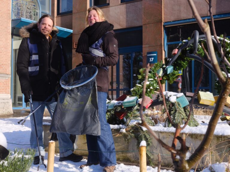 Dak- en thuislozen doen iets terug voor de buurt: dagelijks zakken vol afval uit het Oosterpark