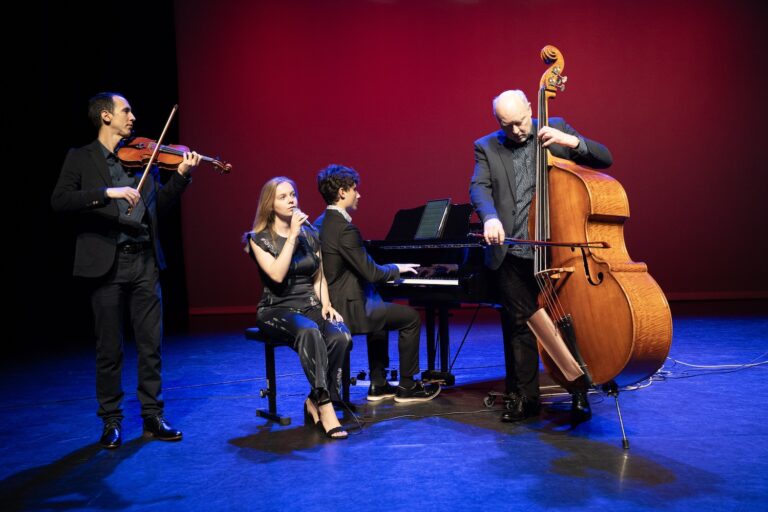 Revolve speelt De chaos en de Ander in het Plein Theater in Oost