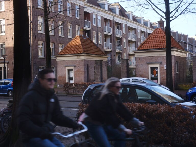 In de Molukkenstraat: Poorthuisjes houden hun buurtfunctie