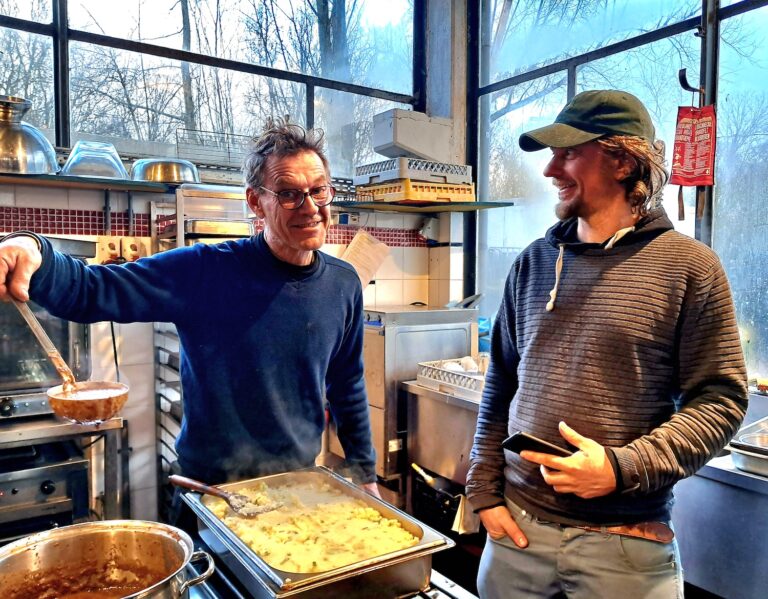 Elke maandag gered eten en verbinding: ‘Samen koken is het beste recept voor vriendschap’