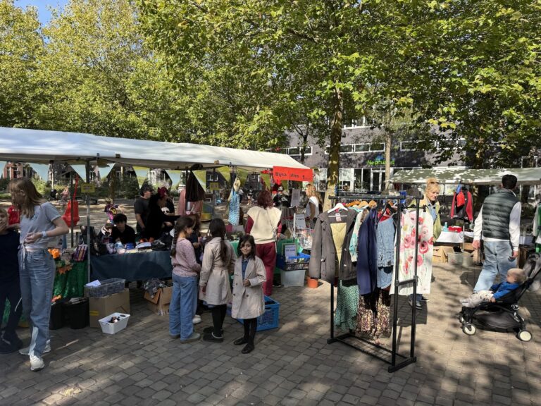 De leukste rommelmarkt op IJburg, vier edities in 2026. Schrijf nu in voor een kraam