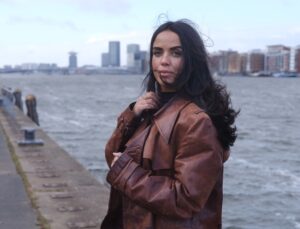 Nouhaila El Guebli is TikTokkend docente Nederlands en leraar van het jaar: ‘Ik hou van de sociale omgang met mijn leerlingen’