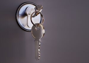 Slimme deursloten en alarmsystemen: zo pak je je voordeur slim én veilig aan