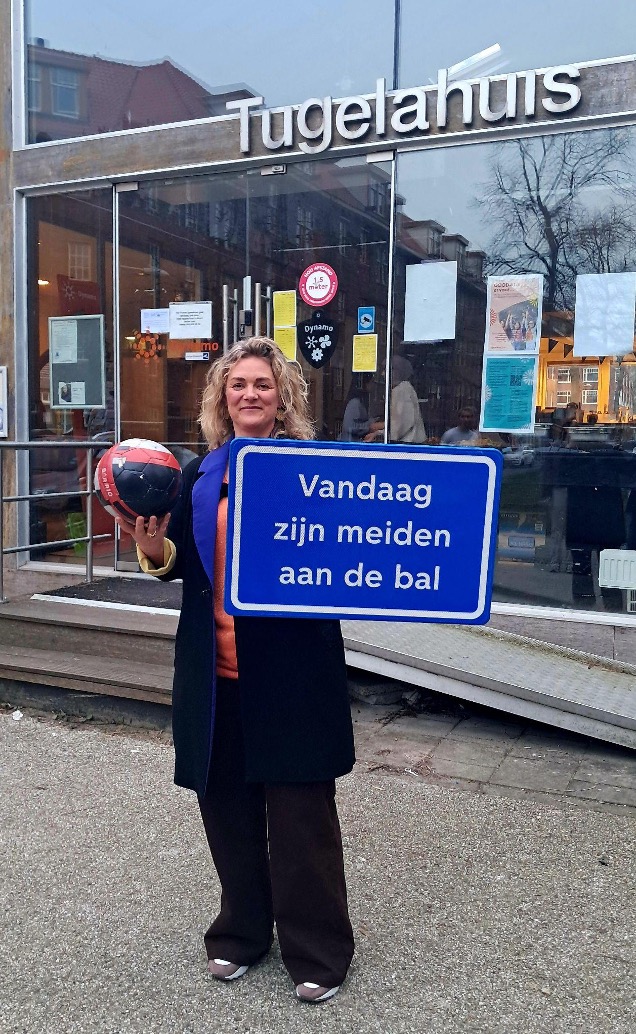 Meiden claimen de pleinen van Oost