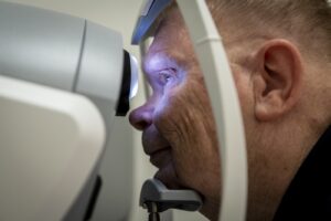 Brilarmoede: één op de vier mensen in armoede heeft een verkeerde bril