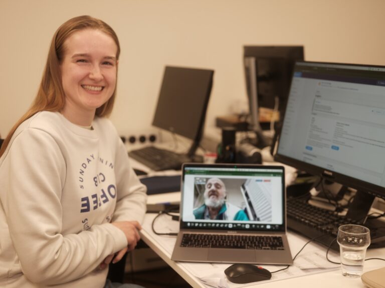 Zorg op afstand in Amsteldorp, beeldzorg bij ZGAO: ‘Even inchecken, een praatje en de medicijnen’