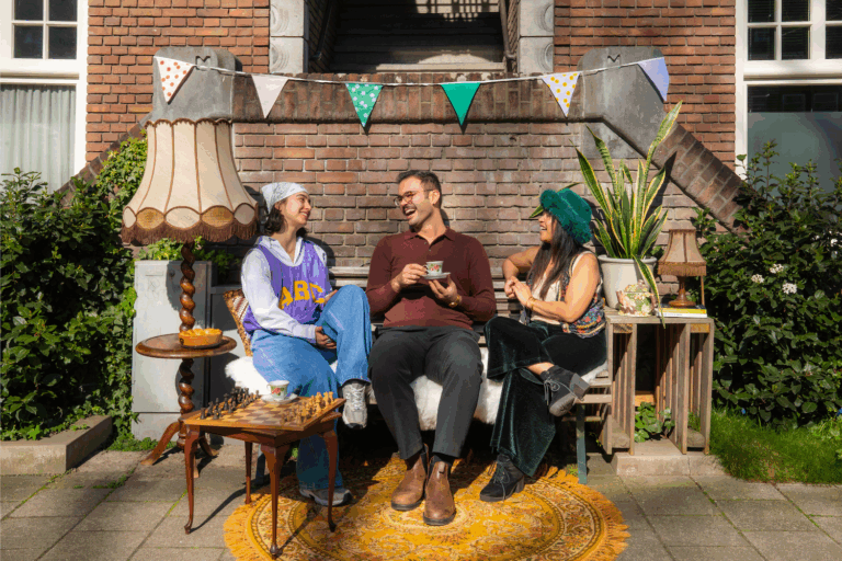 Stoepje als huiskamer: BuurtBankjesdag op 17 mei