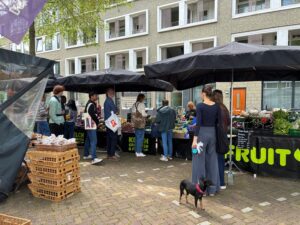 Minimarkt opent in Amstelkwartier: op zaterdag vers brood, groente en bloemen