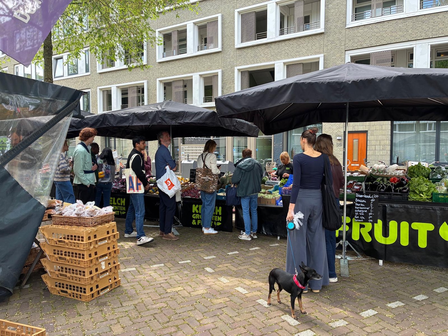 Minimarkt opent in Amstelkwartier: op zaterdag vers brood, groente en bloemen