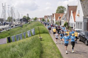 Rennen en rollen: Durgerdam loopt mee voor dwarslaesie-onderzoek