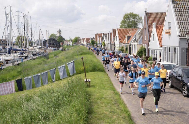 Rennen en rollen: Durgerdam loopt mee voor dwarslaesie-onderzoek