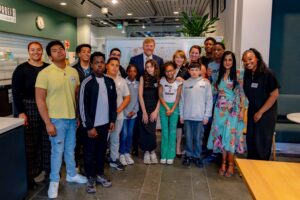 Koning Willem-Alexander was in Oost, sprak met Cburg-leerlingen