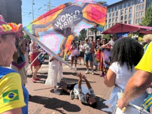 Kleurrijke Pride Oost op het Javaplein, eerste Pride Walk verbindt Oost