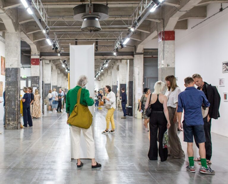‘Kwalitatieve kunst voor een vriendelijke prijs’: Tien jaar IJ Kunst Collectief in Loods 6