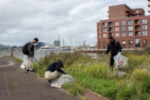 Stop Black Friday: Vrijwilligers gezocht voor cleanup langs de Amstel op 28 november