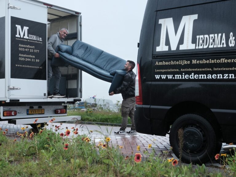 Opnieuw stofferen in plaats van nieuw kopen: Miedema & Zn. maakt oude en vintage meubels weer als nieuw