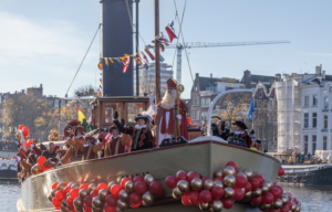Intocht Sinterklaas in Amsterdam begint bij De Omval in Oost