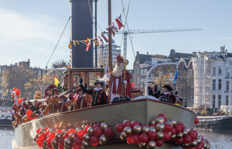 Intocht Sinterklaas in Amsterdam begint bij De Omval in Oost