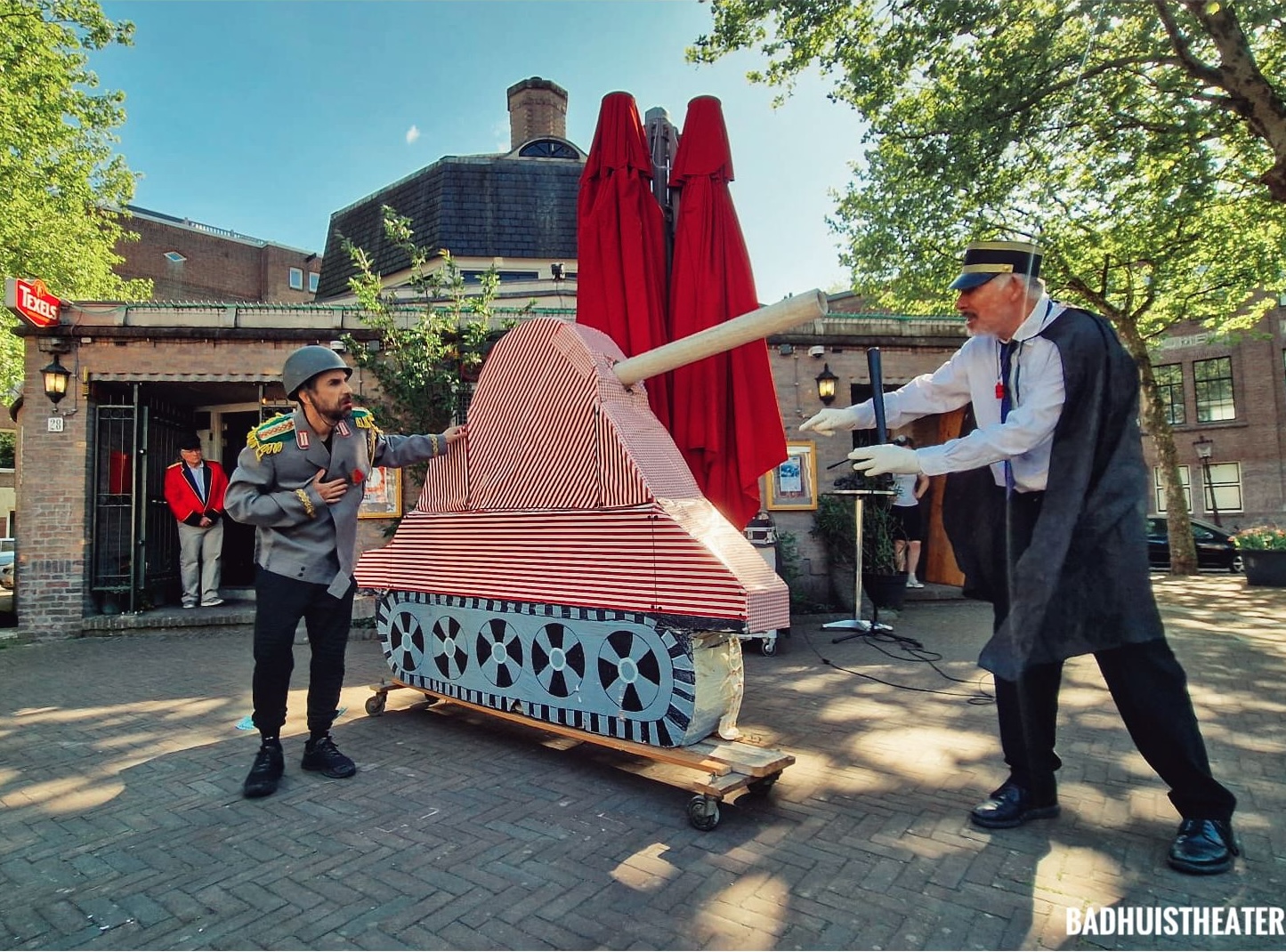 Levendig, gezellig en schappelijke prijzen: Crossover Festival in Badhuistheater in Oost